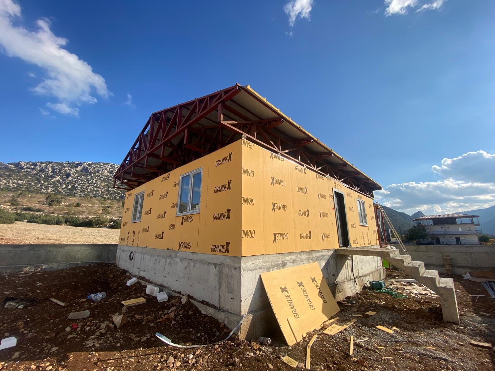 Yapı üzerinde çelik çatı uygulaması